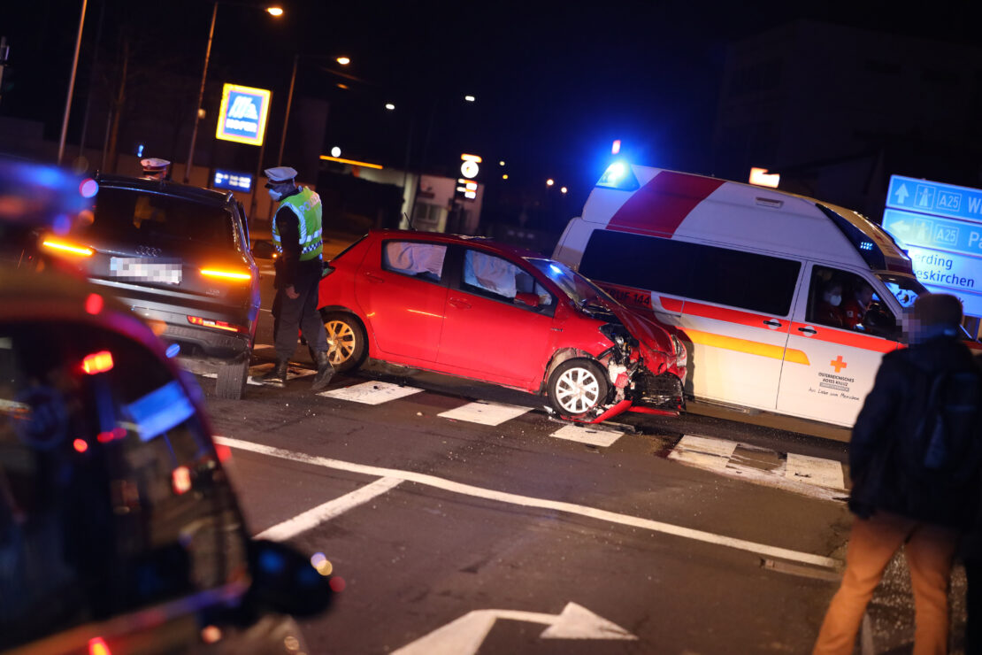 Kreuzungskollision zweier Autos in Wels-Pernau