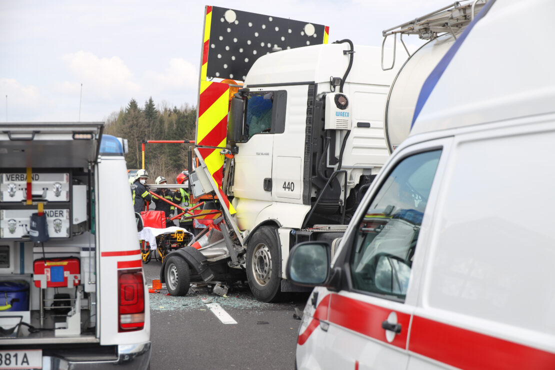 Schwerer Verkehrsunfall: LKW kracht auf Pyhrnautobahn bei Sattledt in Absicherungsfahrzeug