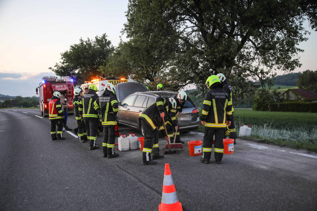 Drei Feuerwehren bei Brand im Motorraum eines PKW auf Innviertler Straße bei Krenglbach im Einsatz