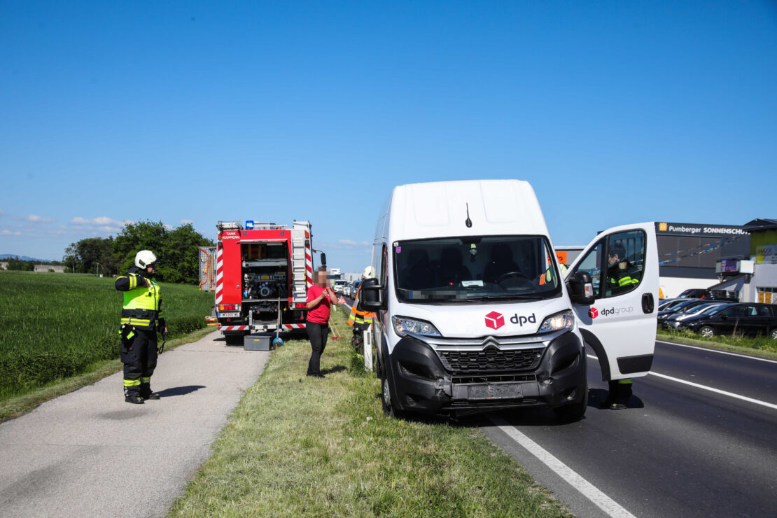 Erneut Auffahrunfall zwischen Paketzustellfahrzeug und PKW auf Wiener Straße bei Marchtrenk