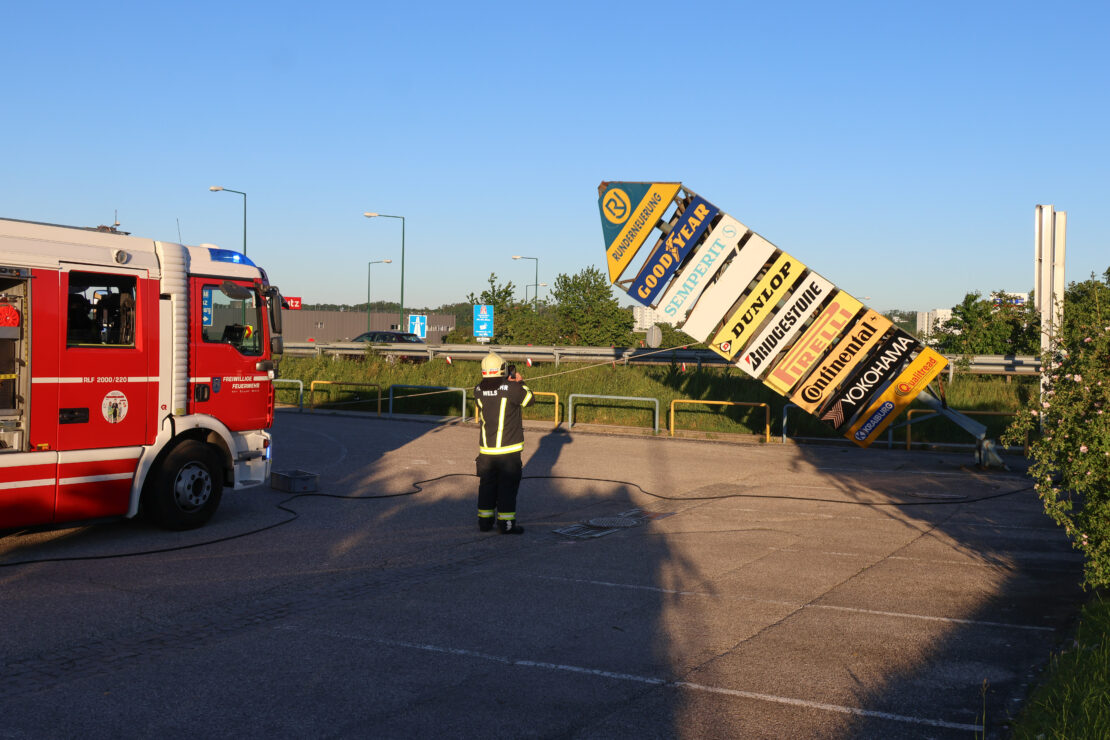 Sturmschaden: Werbepylon bei Unternehmen in Wels-Waidhausen drohte umzustürzen