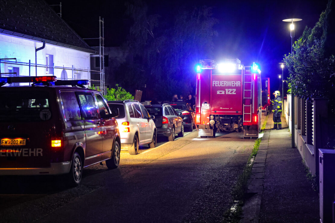 Lagerfeuer im Fernseher: Optische Täuschung löste kurzzeitig größeren Einsatz in Wels-Neustadt aus