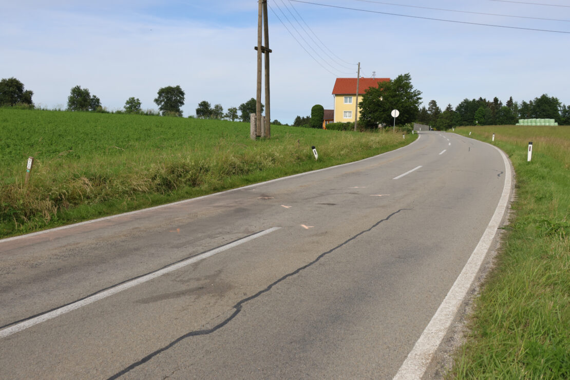 Aufräumarbeiten nach Kollision zweier Fahrzeuge in Krenglbach