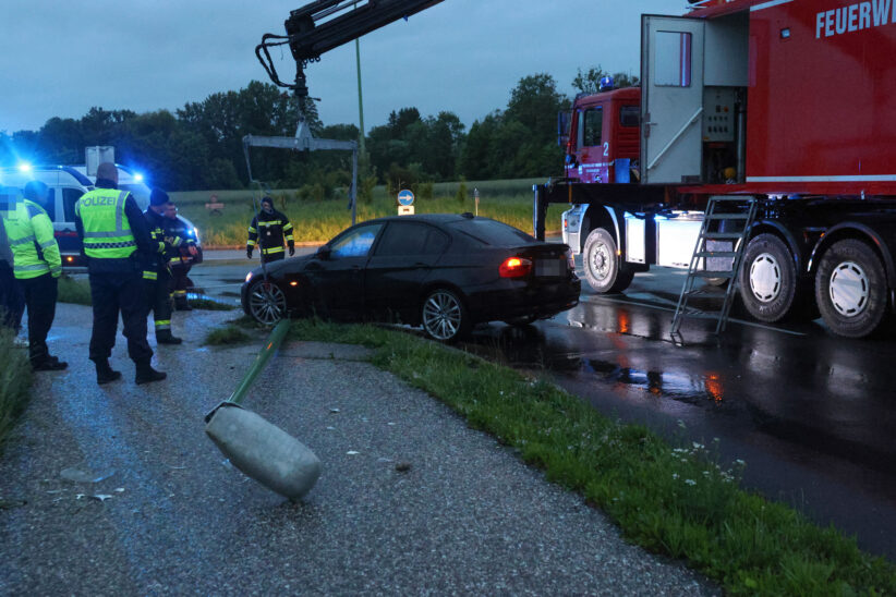 Auto kollidierte in Wels-Schafwiesen mit Straßenlaterne