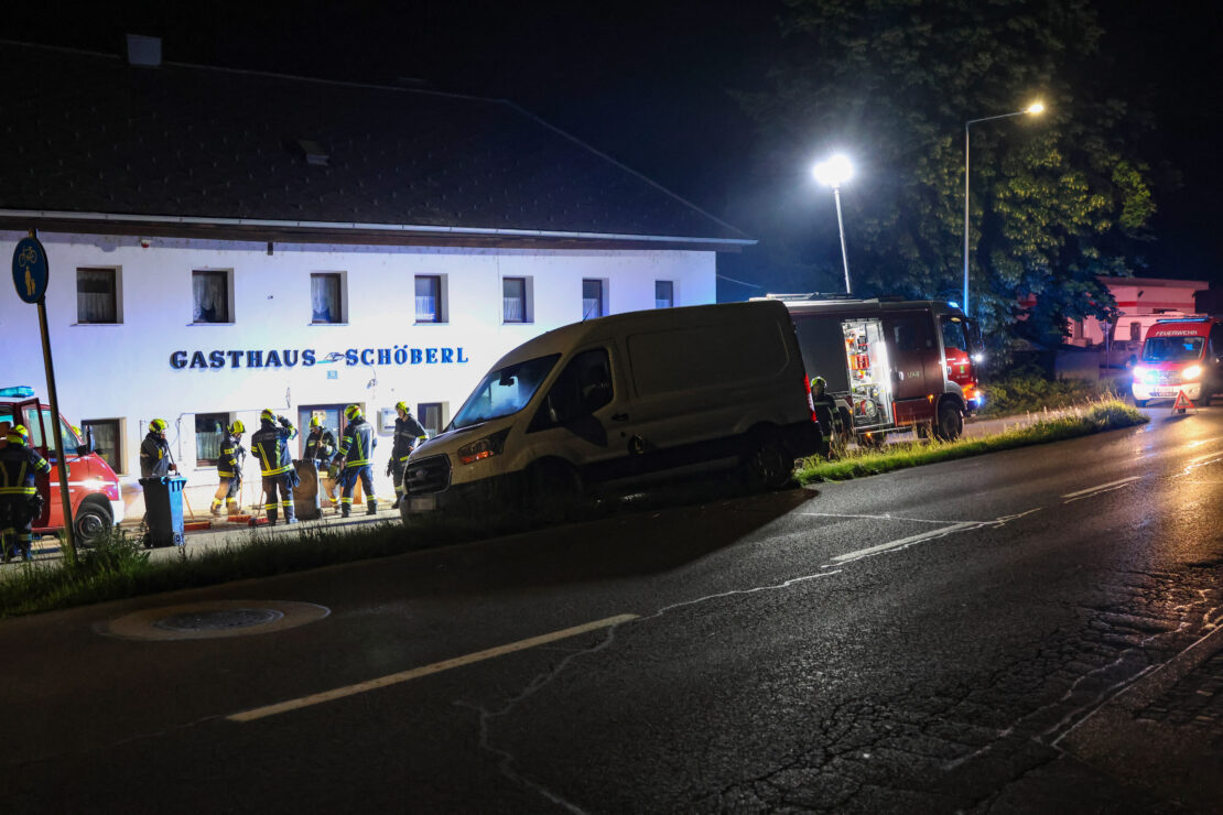 Fahrzeuglenker in Edt bei Lambach mit Kleintransporter verunfallt