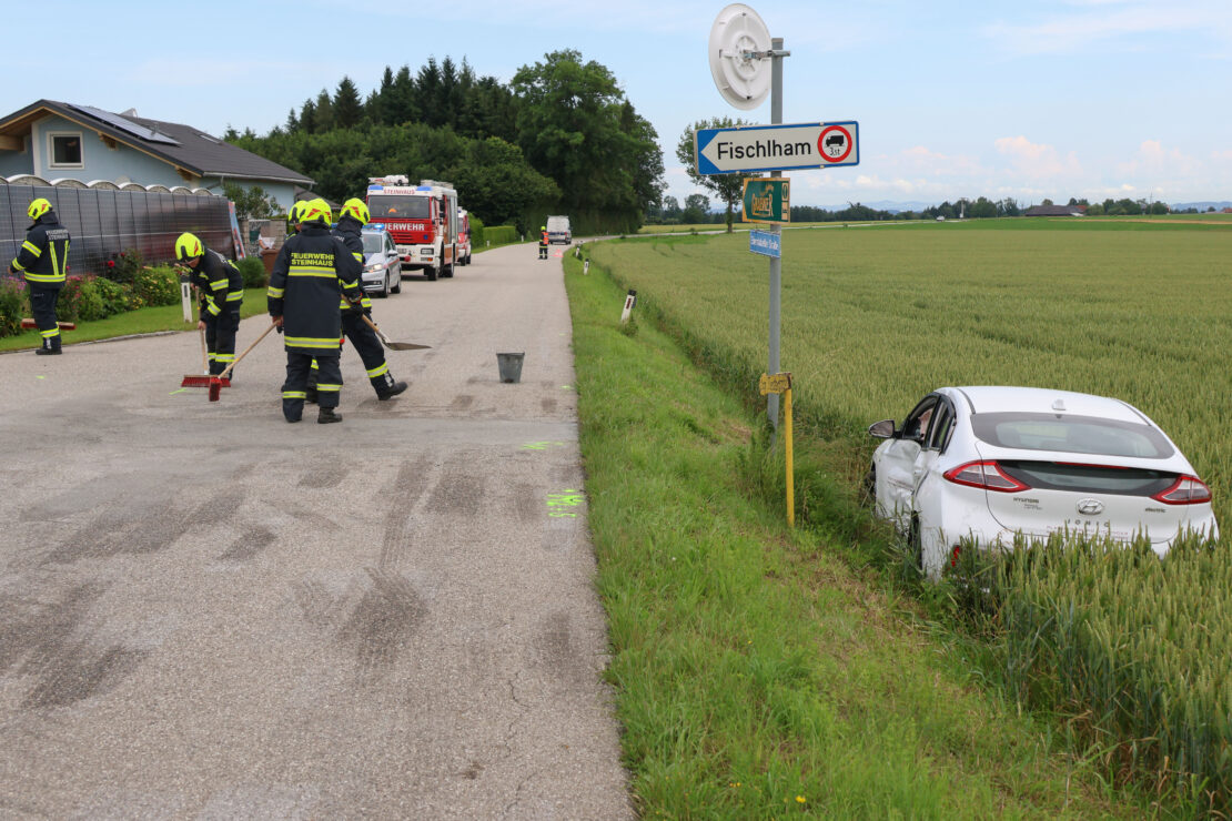 Aufräumarbeiten nach Kollision zwischen zwei Fahrzeugen in Steinhaus