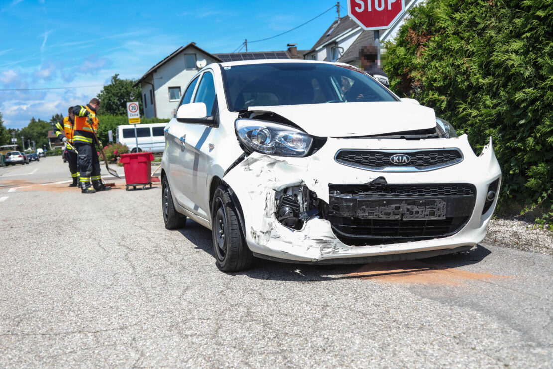 Aufräumarbeiten nach Kreuzungscrash in Marchtrenk