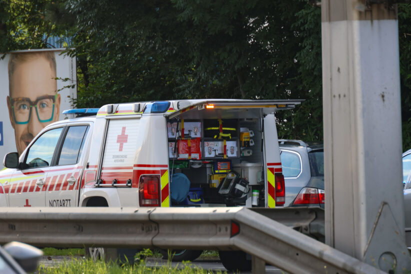 Person in einem Kreuzungsbereich in Wels-Schafwiesen von Auto erfasst und verletzt