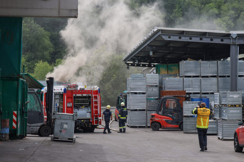 Brand eines Containers mit Elektroabfällen bei Abfallverwertungsunternehmen in Wels-Pernau