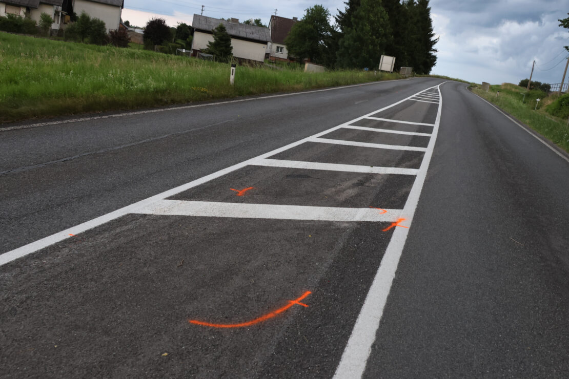 Aufräumarbeiten nach Verkehrsunfall auf Innviertler Straße in Krenglbach