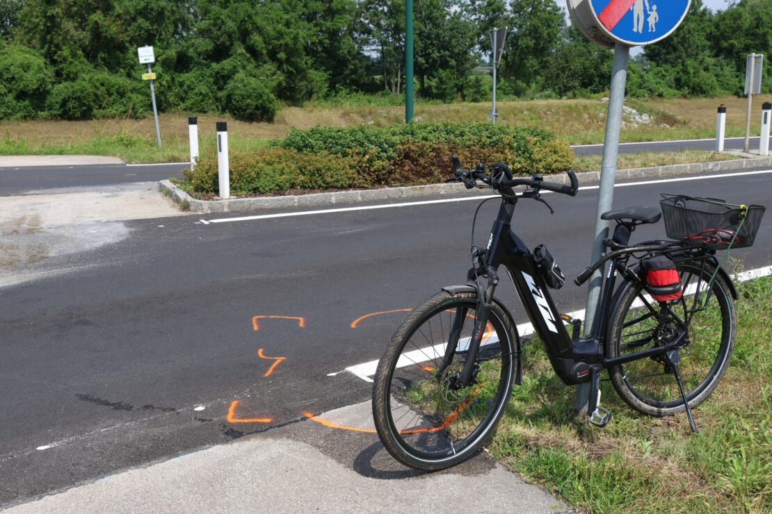 Schwerer Verkehrsunfall zwischen E-Bike und Auto in einem Kreisverkehr in Weißkirchen an der Traun