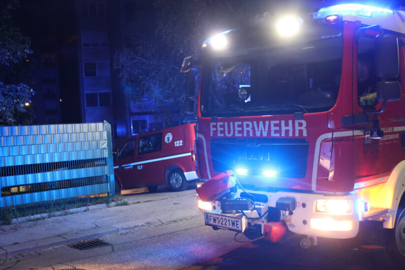 Personen in Notlage: Zwei gestürzte Personen in einer Wohnung in Wels-Vogelweide