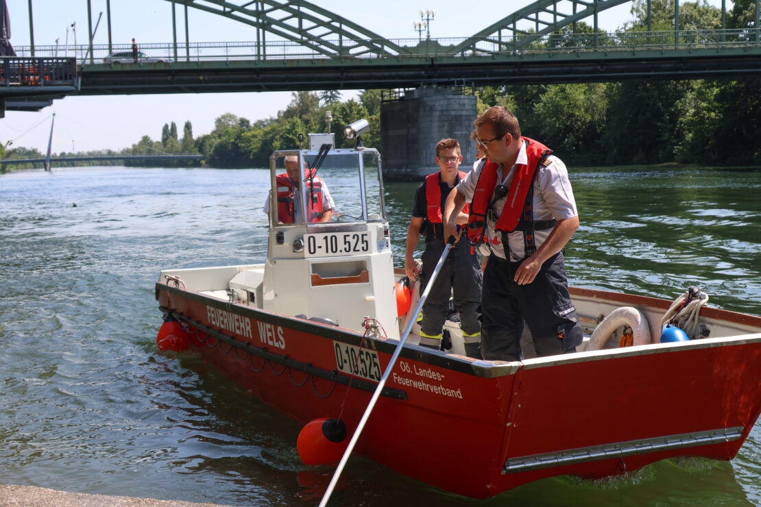 Bootseinsatz: Suche nach in der Traun treibender Person zwischen Thalheim bei Wels und Wels