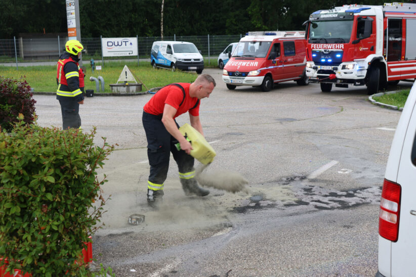 Ölaustritt nach Verkehrsunfall mit einem Kleintransporter auf Wiener Straße bei Gunskirchen