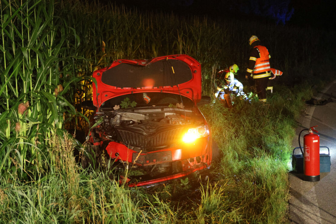 Telefonleitungsmast gefällt: Auto in Neukirchen bei Lambach von Straße abgekommen