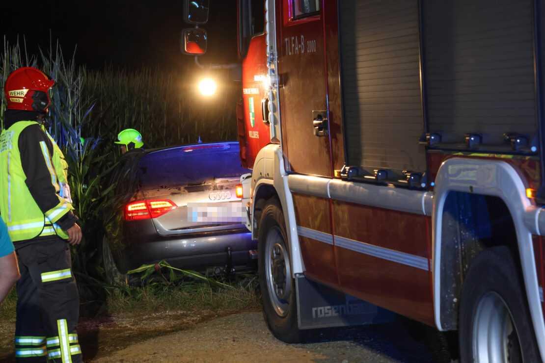 Auto im Maisfeld: PKW bei Verkehrsunfall in Steinerkirchen an der Traun von Straße abgekommen