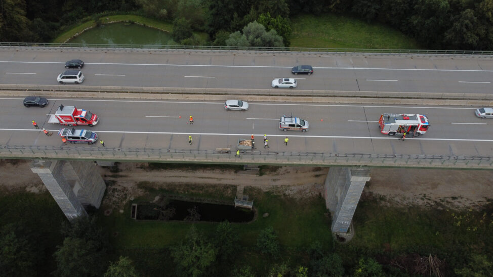 Aufräumarbeiten nach Verkehrsunfall auf Autobahnbrücke bei Eberstalzell