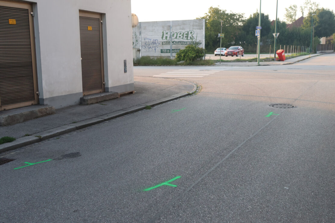 Schwer verletzt: Rollstuhlfahrerin bei Verkehrsunfall in Wels-Pernau von LKW erfasst