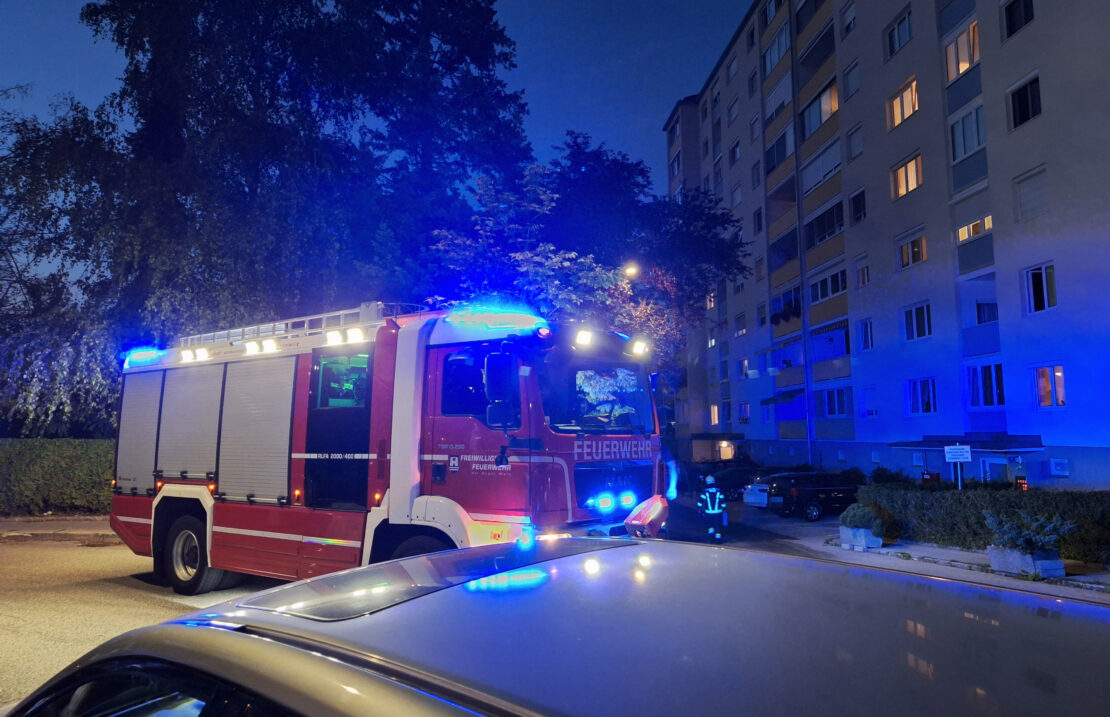 Durchgeschmorte Sicherung sorgte für Brandverdacht in einem Mehrparteienwohnhaus in Wels-Vogelweide