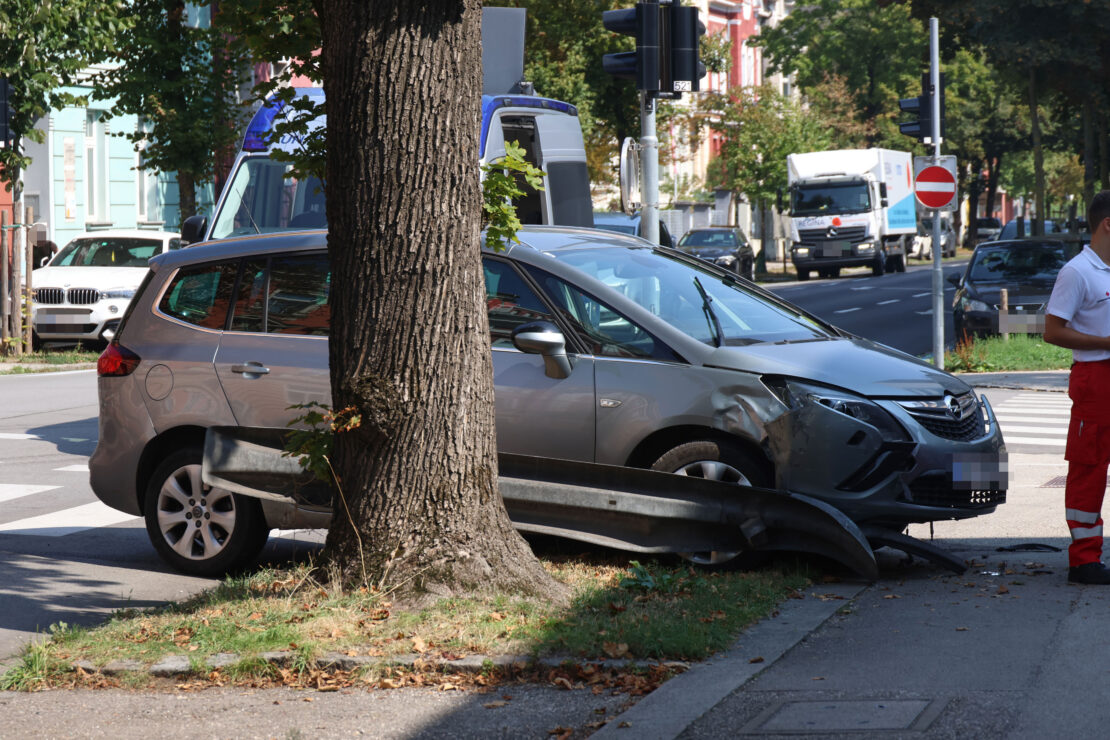 Auto bei Verkehrsunfall in Wels-Innenstadt gegen Leitschiene und Baum gekracht