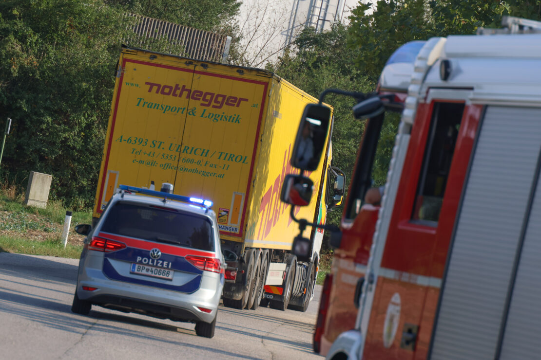 Brand im Sattelauflieger: Feuerwehr eskortierte rauchenden LKW in Wels zu Abfallunternehmen