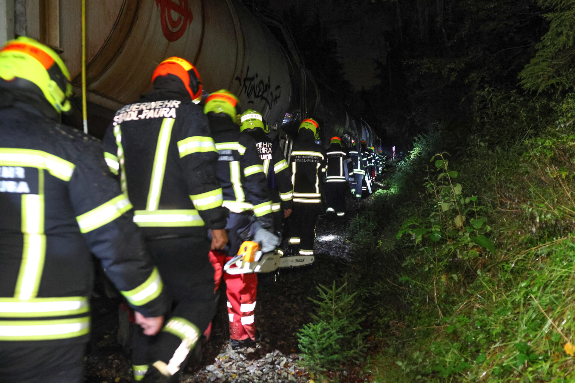 12.09.2024 22:39 Uhr - Einsatz im Gleisbereich: Umgestürzter Baum bei Stadl-Paura blockierte Güterzug